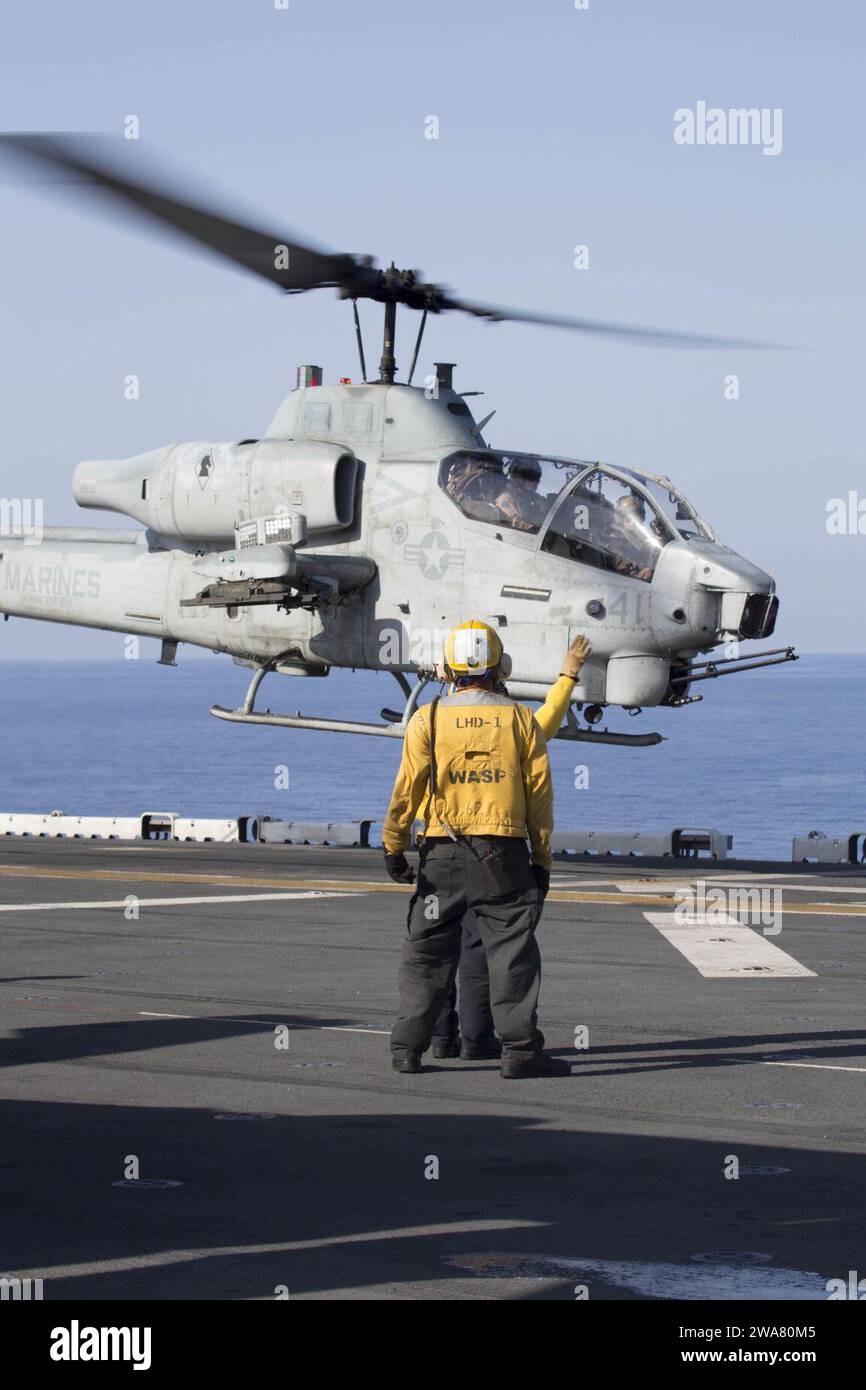 US-Streitkräfte. 160901AF202-018 MITTELMEER (1. September 2016) Marines, die der 22. Marine Expeditionary Unit (MEU) zugewiesen sind, und Seeleute, die dem amphibischen Angriffsschiff USS Wasp (LHD 1) zugeordnet sind, starten am 1. September 2016 eine AH-1W Super Cobra vom Flugdeck. Die 22. MEU, die auf Wasp eingelaufen ist, führt im Rahmen der Operation Odyssey Lightning Präzisionsangriffe zur Unterstützung der libyschen Regierung der auf nationaler Übereinstimmung gerichteten Streitkräfte gegen Daesh-Ziele in Sirte, Libyen, durch. (Foto des U.S. Marine Corps von Lance CPL. Koby I. Saunders) Stockfoto