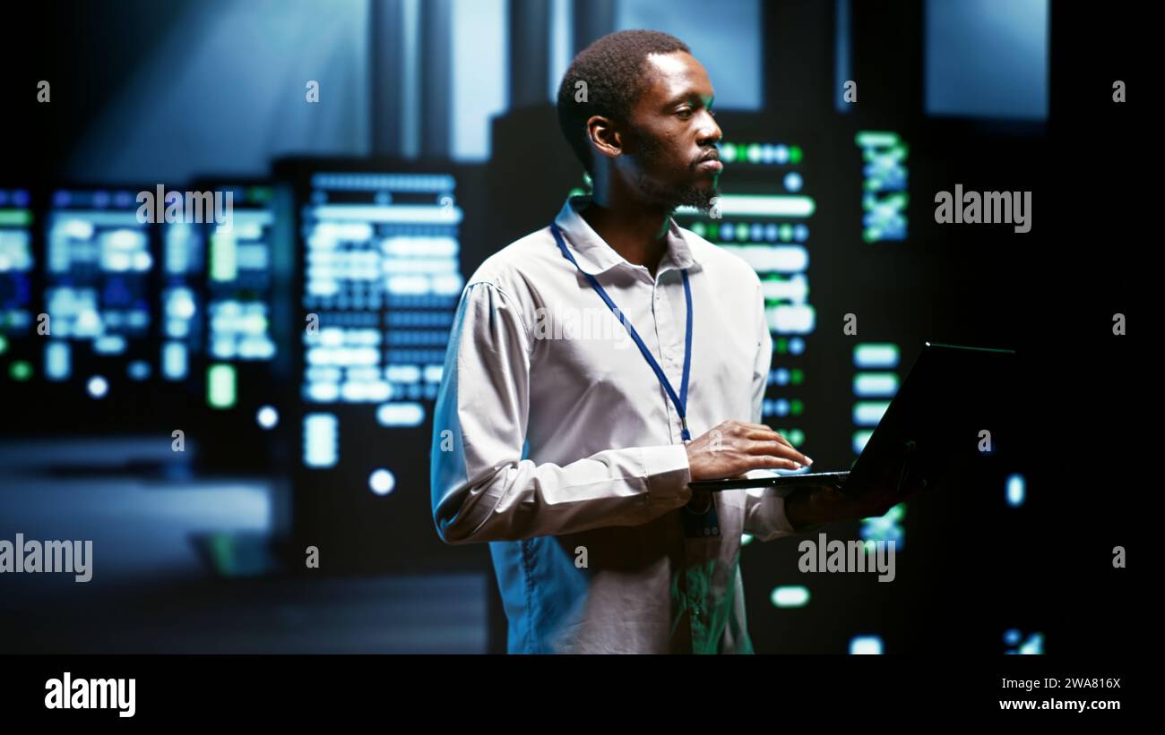 afroamerikaner Precise Supervisor überwachen Server-Cluster und bieten enorme Rechenressourcen und Speicher, sodass künstliche Intelligenz riesige Datensätze für Schulungen und Rückschlüsse verarbeiten kann Stockfoto