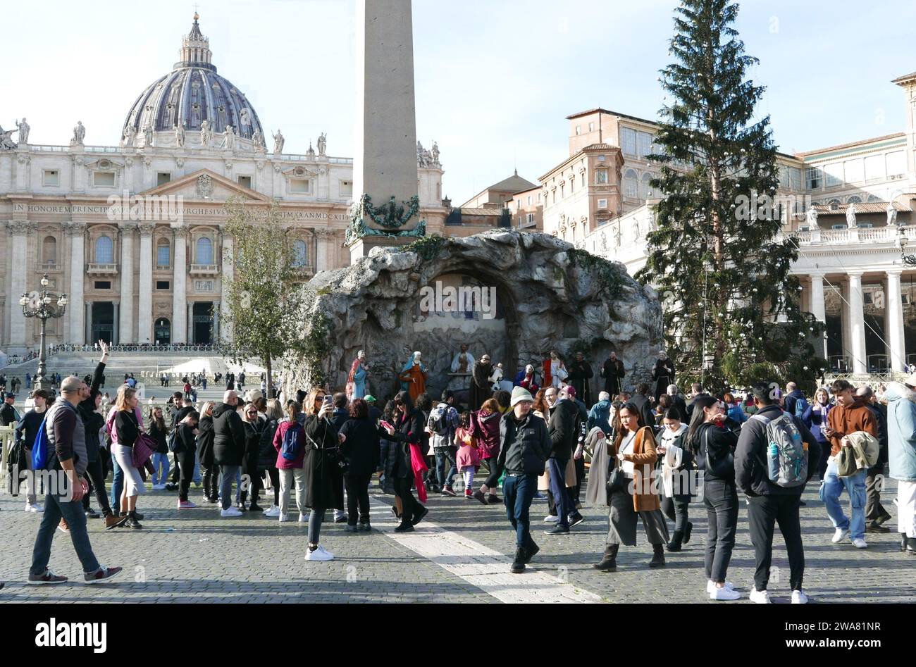 Rom, Italien. Januar 2024. Eine Aufnahme der Krippe und des Weihnachtsbaums in St. Peter Square, Rom, Italien, 2. Januar 2024. In diesem Jahr ehrt der Heilige Stuhl St. Franziskus von Assisi, der am Heiligabend 1223 die erste Krippe in einer Höhle von Greccio schuf. (Foto: Elisa Gestri/SIPA USA). Quelle: SIPA USA/Alamy Live News Stockfoto