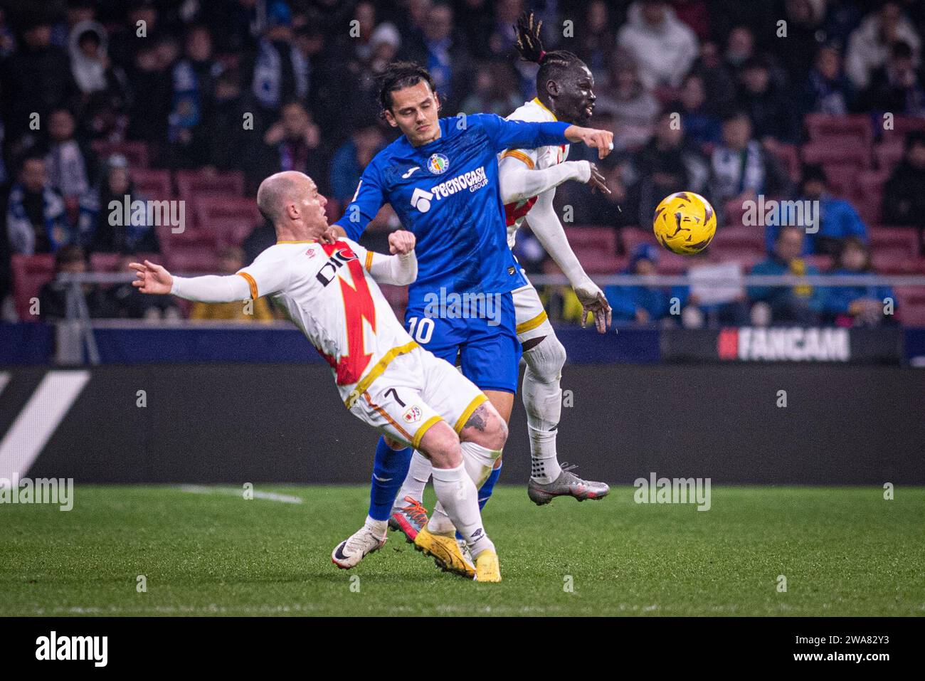 Getafe, Spanien. Januar 2024; Coliseum Alfonso Pérez, Getafe, Spanien; spanischer La Liga Football, Getafe gegen Rayo Vallecano; ISI Palazon trifft auf Enes Unal und Pathe Ciss Credit: Action Plus Sports Images/Alamy Live News Stockfoto