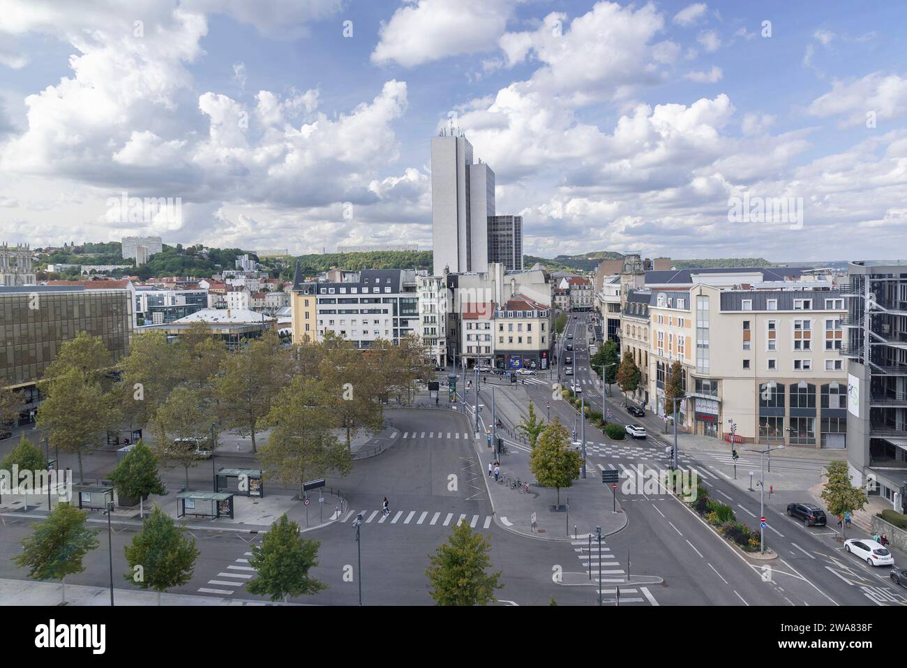 Blick auf Nancy vom Gebäude aus, mit dem Platz der Republik, dem Busbahnhof mit vielen Bäumen und im Hintergrund einem Büroturm, der in den 70er Jahren gebaut wurde Stockfoto