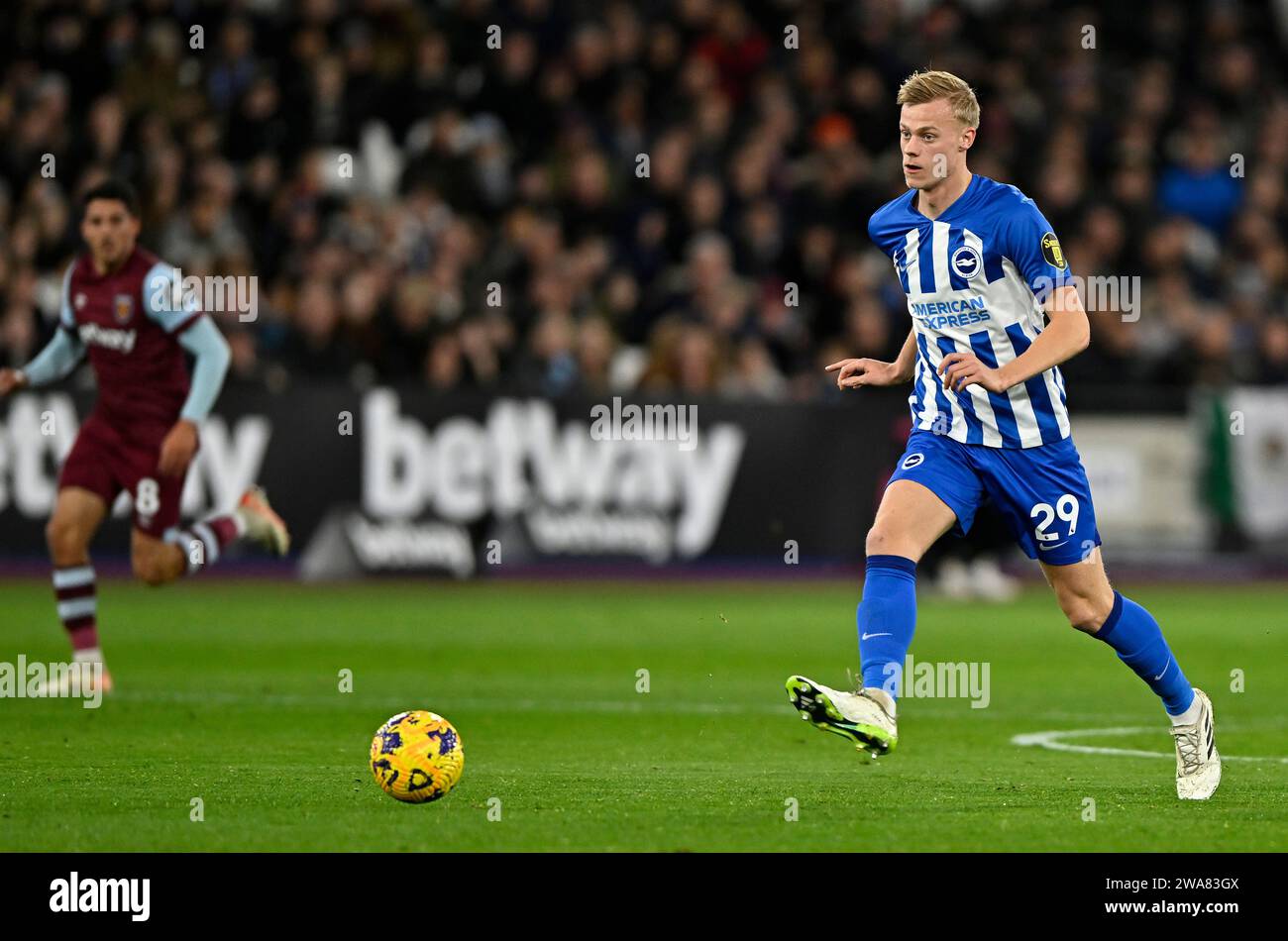 London, Großbritannien. Januar 2024. Jan Paul van Hecke (Brighton) während des Spiels West Ham gegen Brighton Barclays Premier League im London Stadium Stratford. Dieses Bild ist NUR für REDAKTIONELLE ZWECKE bestimmt. Für jede andere Verwendung ist eine Lizenz von Football DataCo erforderlich. Quelle: MARTIN DALTON/Alamy Live News Stockfoto