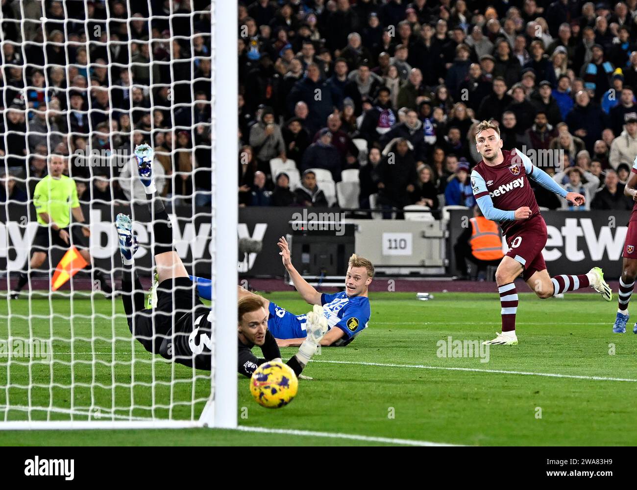 London, Großbritannien. Januar 2024. Jarrod Bowen (West Ham) hat einen Schuss, der von Jan Paul van Hecke (Brighton) beobachtet wird, und Jason Steele (Brighton, Torhüter) hat einen Schuss während des Spiels West Ham gegen Brighton Barclays Premier League im London Stadium Stratford. Dieses Bild ist NUR für REDAKTIONELLE ZWECKE bestimmt. Für jede andere Verwendung ist eine Lizenz von Football DataCo erforderlich. Quelle: MARTIN DALTON/Alamy Live News Stockfoto
