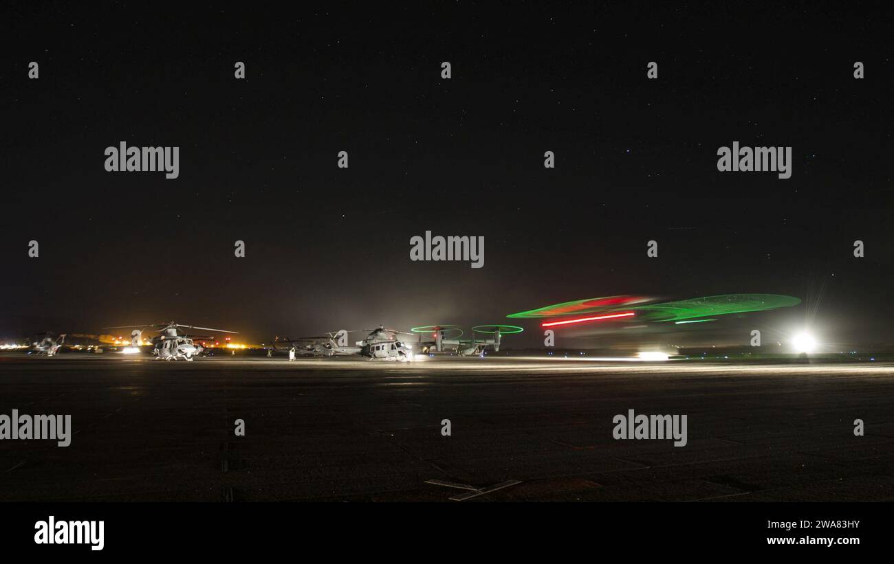 US-Streitkräfte. 161018MR595-0731 TWENTYNINE PALMS, Kalifornien (18. Oktober 2016) U.S. Marine Corps MV-22B Ospreys, die der Marine Aviation Weapons and Tactics Squadron (MAWTS) zugewiesen sind 1 Taxi auf einer Landebahn während der FINEX 1 zur Unterstützung von Weapons and Tactics Instructor Course (WTI)1-17 in SELF, Marine Corps Air Ground Combat Center Twentynine Palms, Kalifornien, Oktober 2016. Die FINEX 1 war Teil der WTI 1-17, einer siebenwöchigen Schulungsveranstaltung, die von MAWTS-1 Cadre veranstaltet wurde und die die operative Integration der sechs Funktionen der Marine Corps Aviation zur Unterstützung einer Marine Air Ground Task Force betont. MAWTS-1 bietet stan Stockfoto