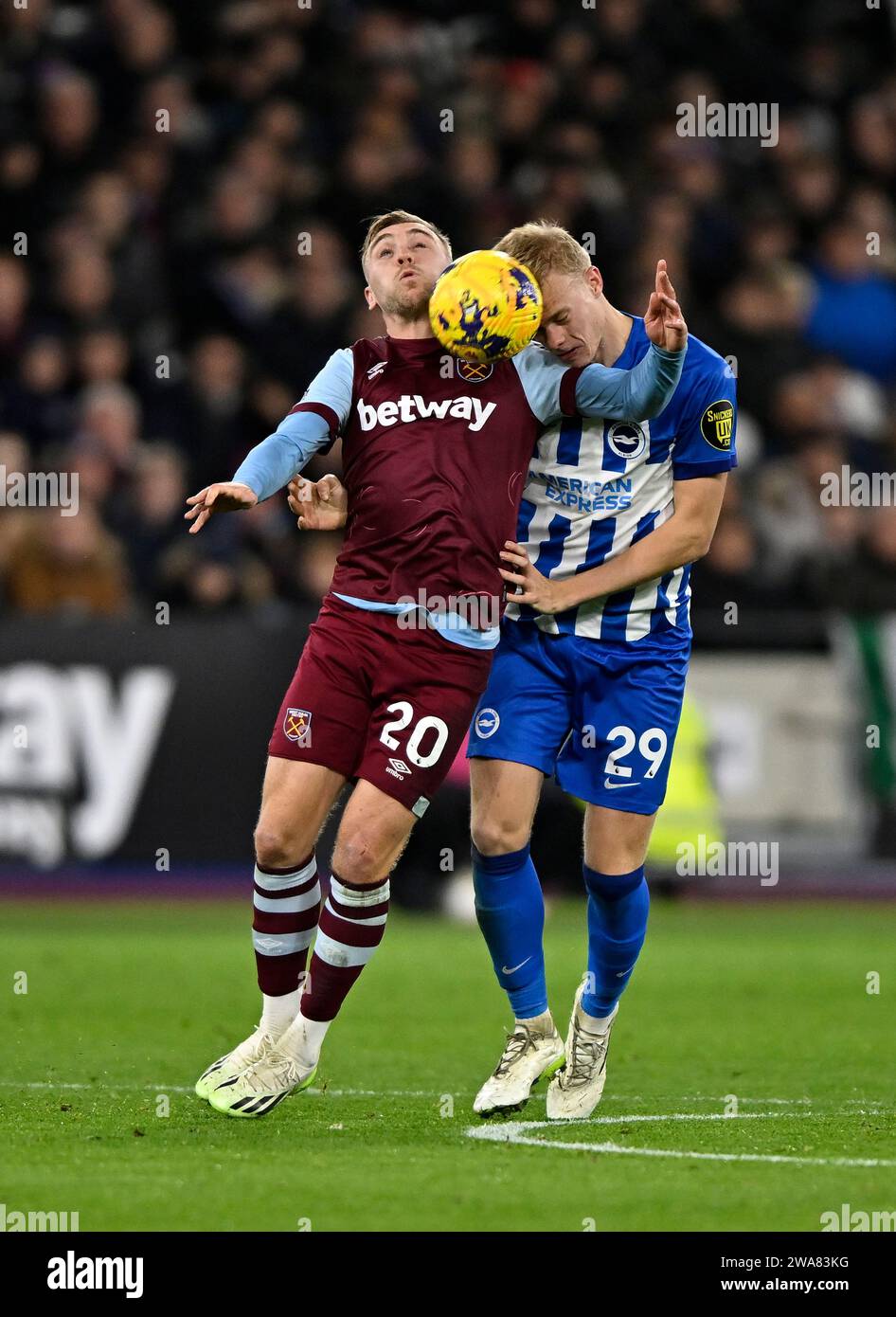 London, Großbritannien. Januar 2024. Jarrod Bowen (West Ham) und Jan Paul van Hecke (Brighton) während des Spiels West Ham gegen Brighton Barclays Premier League im London Stadium Stratford. Dieses Bild ist NUR für REDAKTIONELLE ZWECKE bestimmt. Für jede andere Verwendung ist eine Lizenz von Football DataCo erforderlich. Quelle: MARTIN DALTON/Alamy Live News Stockfoto