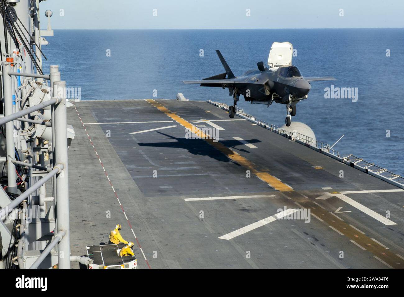 US-Streitkräfte. 161118MS007-117 PAZIFISCHER OZEAN (18. November 2016) eine F-35B Lightning II führt eine vertikale Landung an Bord der USS America (LHA 6) durch. Mehrere Marine Corps Flugzeuge sind an Bord der USS America für die Lightning Carrier Proof of Concept Demonstration. Die Demonstration ist die erste Integrationsdemonstration des Marine Corps F-35B neben anderen Marine Corps Air Combat Element Assets. (U.S. Marine Corps Foto von CPL. Thor Larson/veröffentlicht) Stockfoto