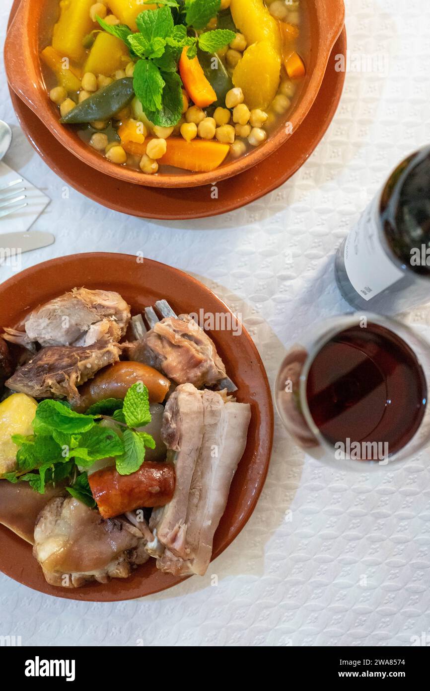 Authentischer portugiesischer Cozido: Ein herzhafter Eintopf mit Fleisch, Gemüse und Gewürzen, der die Aromen Portugals verkörpert. Stockfoto