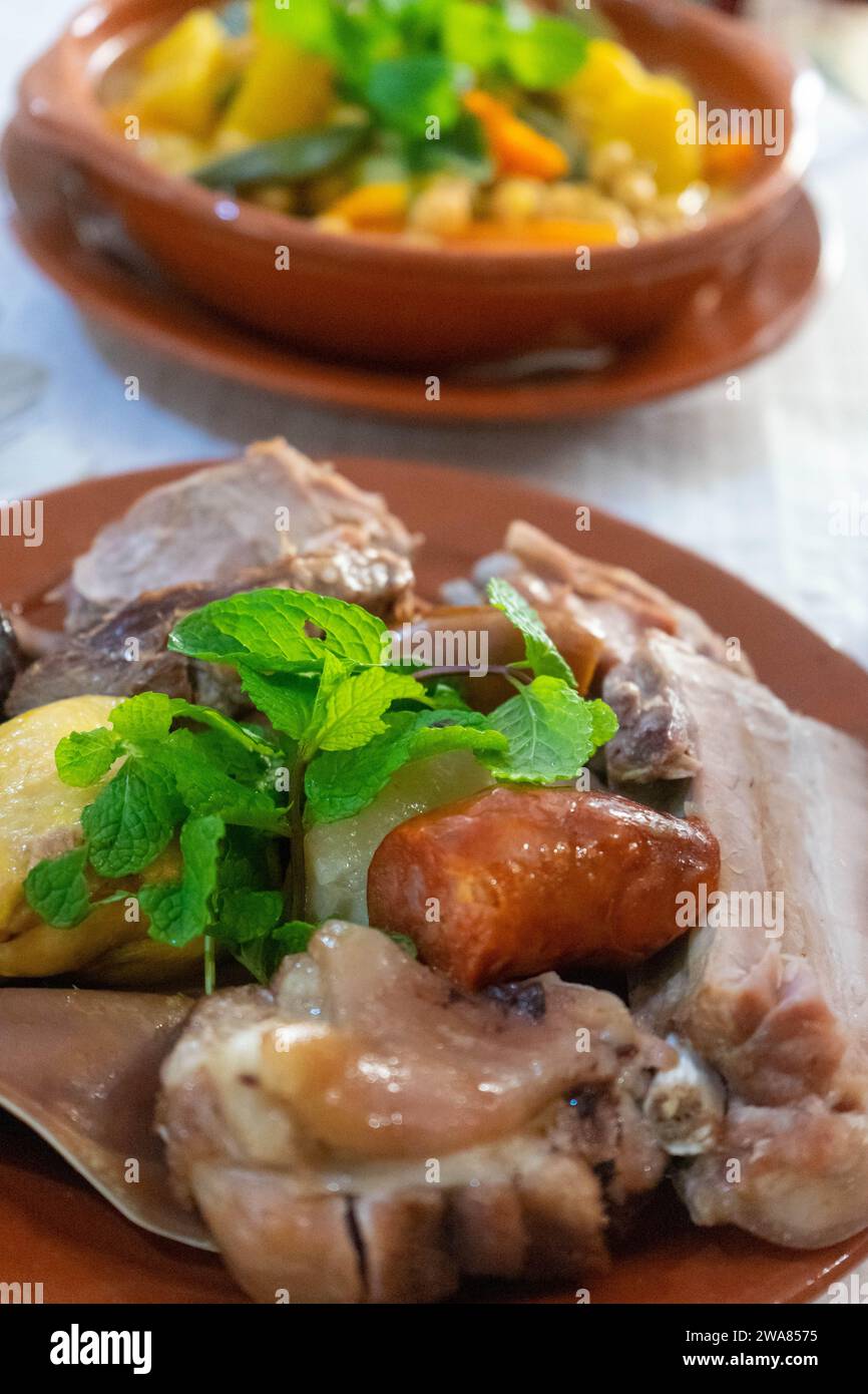 Authentischer portugiesischer Cozido: Ein herzhafter Eintopf mit Fleisch, Gemüse und Gewürzen, der die Aromen Portugals verkörpert. Stockfoto