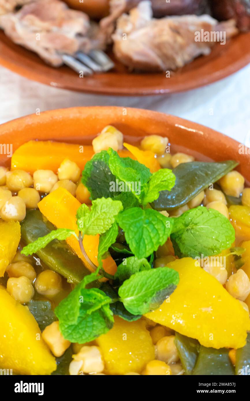 Authentischer portugiesischer Cozido: Ein herzhafter Eintopf mit Fleisch, Gemüse und Gewürzen, der die Aromen Portugals verkörpert. Stockfoto