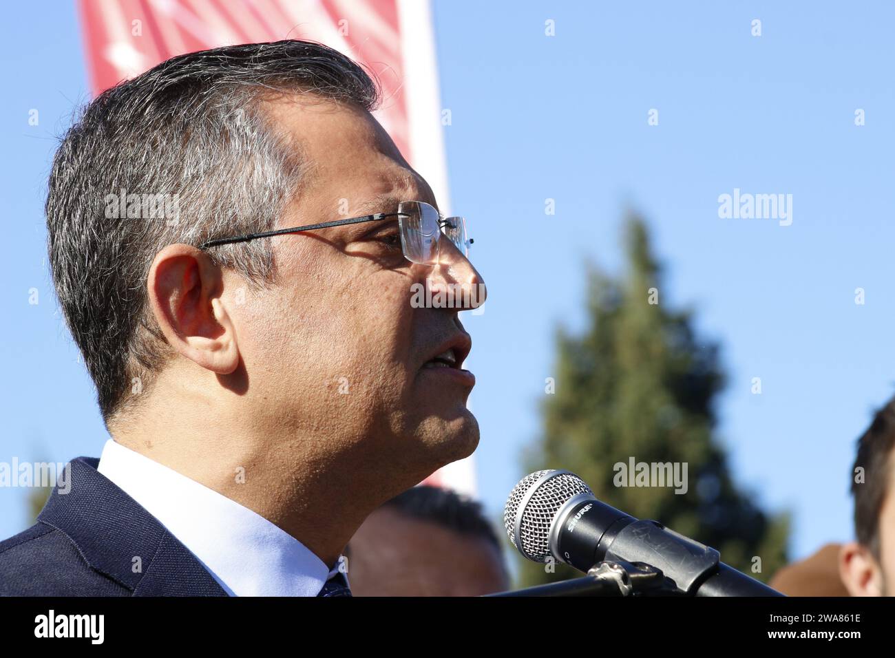 Özgür Özel, Vorsitzender der wichtigsten Oppositionspartei Türkiye, der Republikanischen Volkspartei, spricht während des gedenkmarsches zum Todestag von Martyr Second Leutnant Mustafa Fehmi Kubilay und seinen Freunden. Özgür Özel, Vorsitzender der CHP, nimmt an einer Gedenkfeier für den Tod von Martyr Second Leutnant Mustafa Fehmi Kubilay und seinen Freunden Teil, die vor 93 Jahren in Menemen ermordet wurden. Özel, der im Rahmen des Gedenkprogramms am marsch teilnahm, sagte: "Wir werden dieses Land und diese Flagge weiterhin gegen den Terrorismus und die Feinde der republik verteidigen." Stockfoto