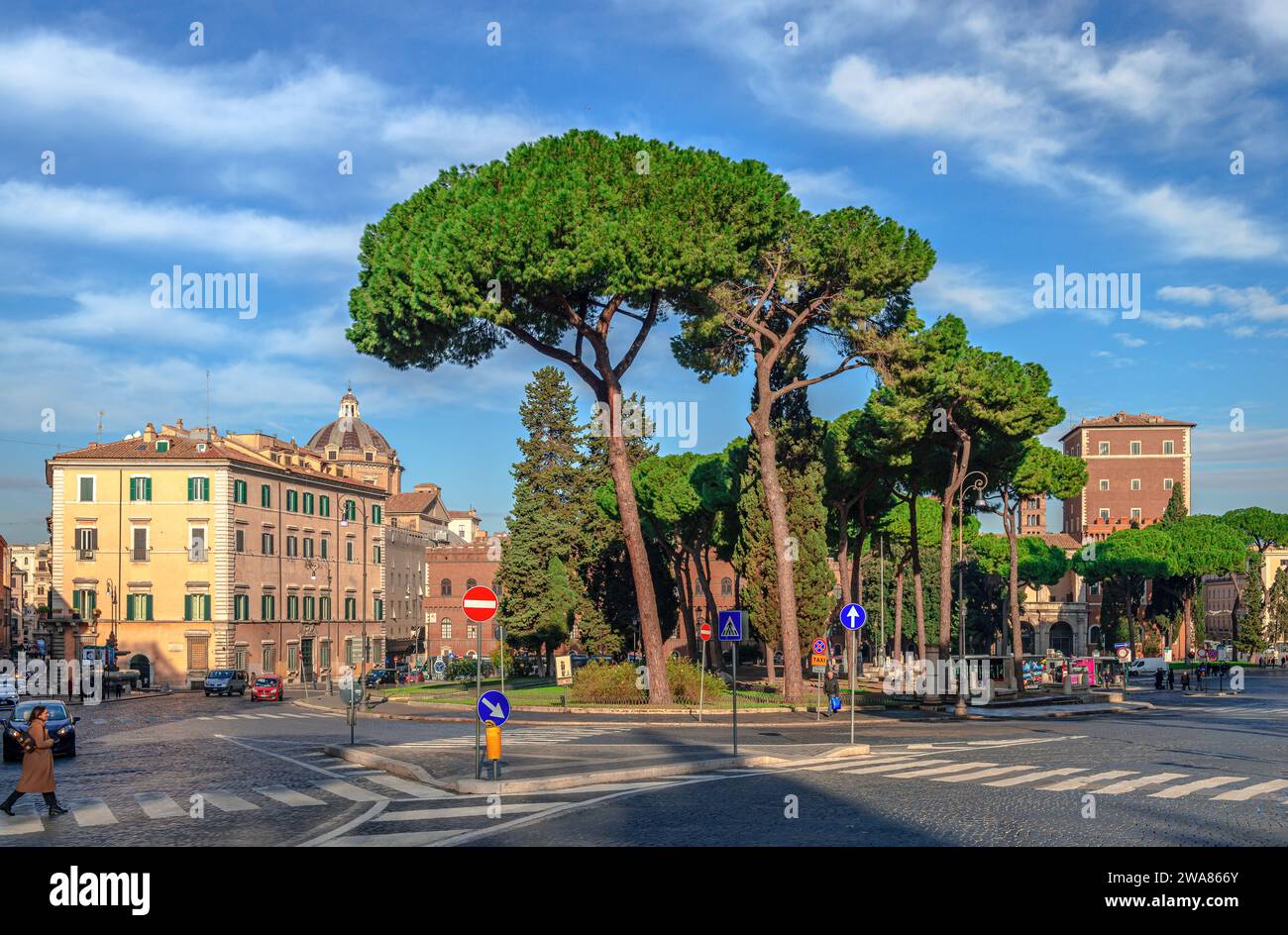 Blick auf die Piazza d'Aracoeli, einen Platz am Fuße des Kapitolshügels in Rom, Italien. Die Kiefern Roms dominieren das Bild. Stockfoto