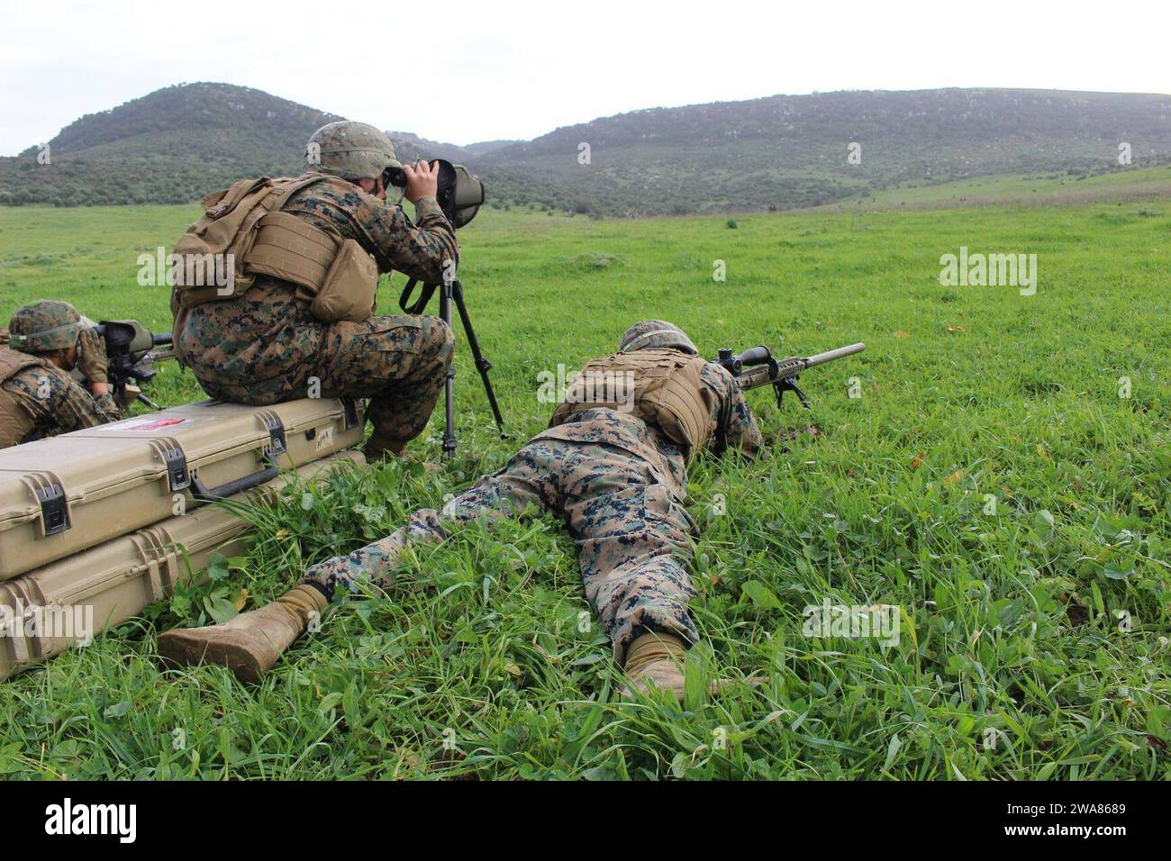 US-Streitkräfte. 170208N0901-001-MARINESTÜTZPUNKT ROTA, Spanien (8. Februar 2017) Staff Sgt. Isreal J. Eschete aus Houme, La. Fungiert als Spotter, während Lance CPL. Garrett A. Swaim aus Yadkin, N.C., ein halbautomatisches M110-Scharfschützensystem abfeuert, während er im Sierra del Retin Training Area am 8. Februar 2017 durchführt. Die 6. US-Flotte mit Hauptsitz in Neapel (Italien) führt das gesamte Spektrum gemeinsamer und Marineoperationen durch, oft in Abstimmung mit verbündeten, gemeinsamen und interinstitutionellen Partnern, um die nationalen Interessen der USA sowie die Sicherheit und Stabilität in Europa und Afrika zu fördern. (Foto des U.S. Marine Corps von ca. Stockfoto