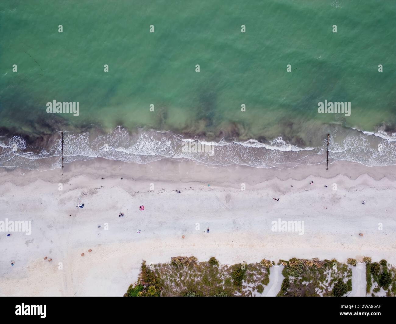 Wellen brechen auf dem weißen Sand von Madeira Beach in Florida, USA Stockfoto