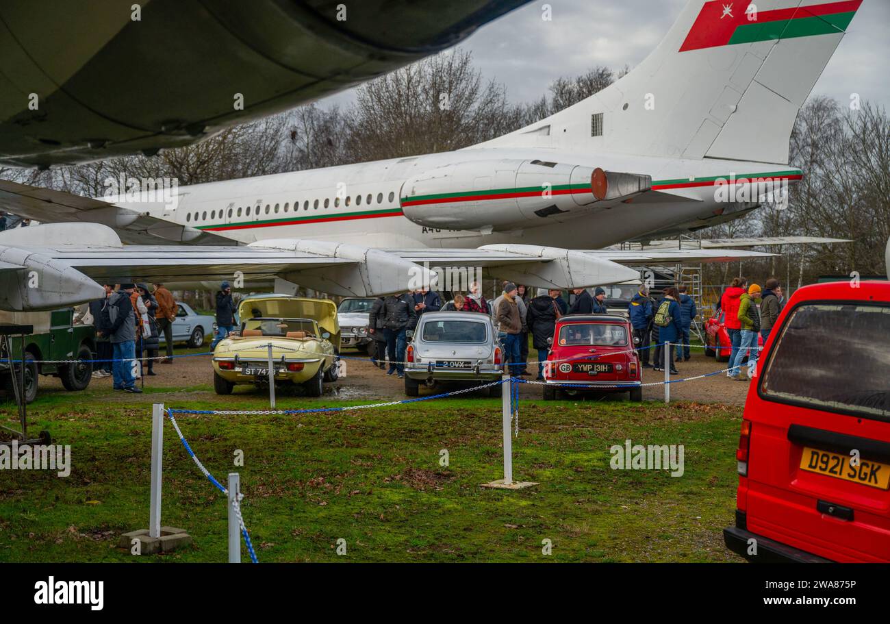 Oldtimer bei Brooklands New Year Oldtimer treffen sich – E Type, MGB und Mini unter der Concorde Stockfoto