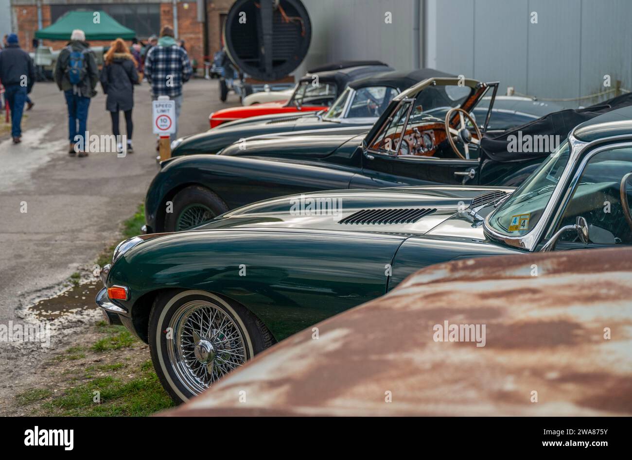 Eine Reihe von Jaguar Oldtimern am Neujahrstag in Brooklands treffen sich auf Oldtimer Stockfoto