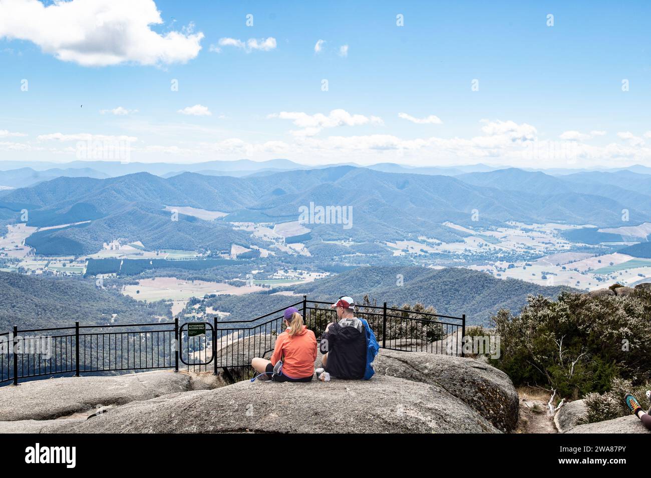 Malerische Ausblicke über die viktorianischen Alpen vom Gipfel des Mount Buffalo. Stockfoto