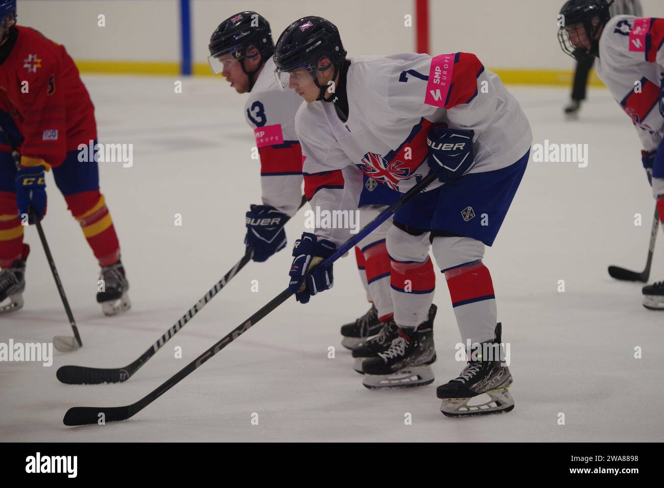Dumfries, 15. Dezember 2023. Bernard Brown und Archie Hazeldine spielten 2024 für Großbritannien gegen Spanien in einem IIHF Eishockey U20 World Championship, Division II, Gruppe A Spiel im Dumfries Ice Bowl. Quelle: Colin Edwards Stockfoto