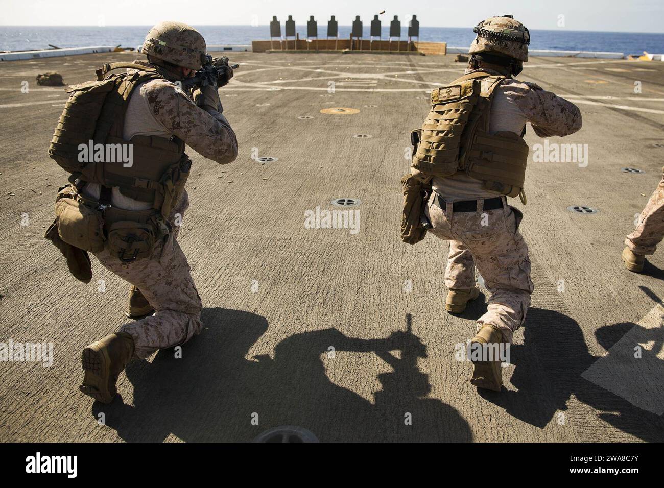 US-Streitkräfte. 170510OC926-136 MITTELMEER (10. Mai 2017) Marines der Light Armored Reconnaissance Company, Battalion Landing Team, 3rd Battalion, 6th Marine Regiment, 24th Marine Expeditionary Unit (MEU), setzen Ziele in der knienden Position während einer Übung zur Ausbildung von Waffen und lebendem Feuer an Bord des amphibischen Transportdocks USS Mesa Verde (LPD 19) ein. Mai 2017. Die 24. MEU wird mit der Bataan Amphibious Ready Group zur Unterstützung von Maßnahmen zur Gefahrenabwehr im Seeverkehr und der Zusammenarbeit im Bereich der Theatersicherheit im Einsatzgebiet der 6. US-Flotte durchgeführt. (USA Ma Stockfoto