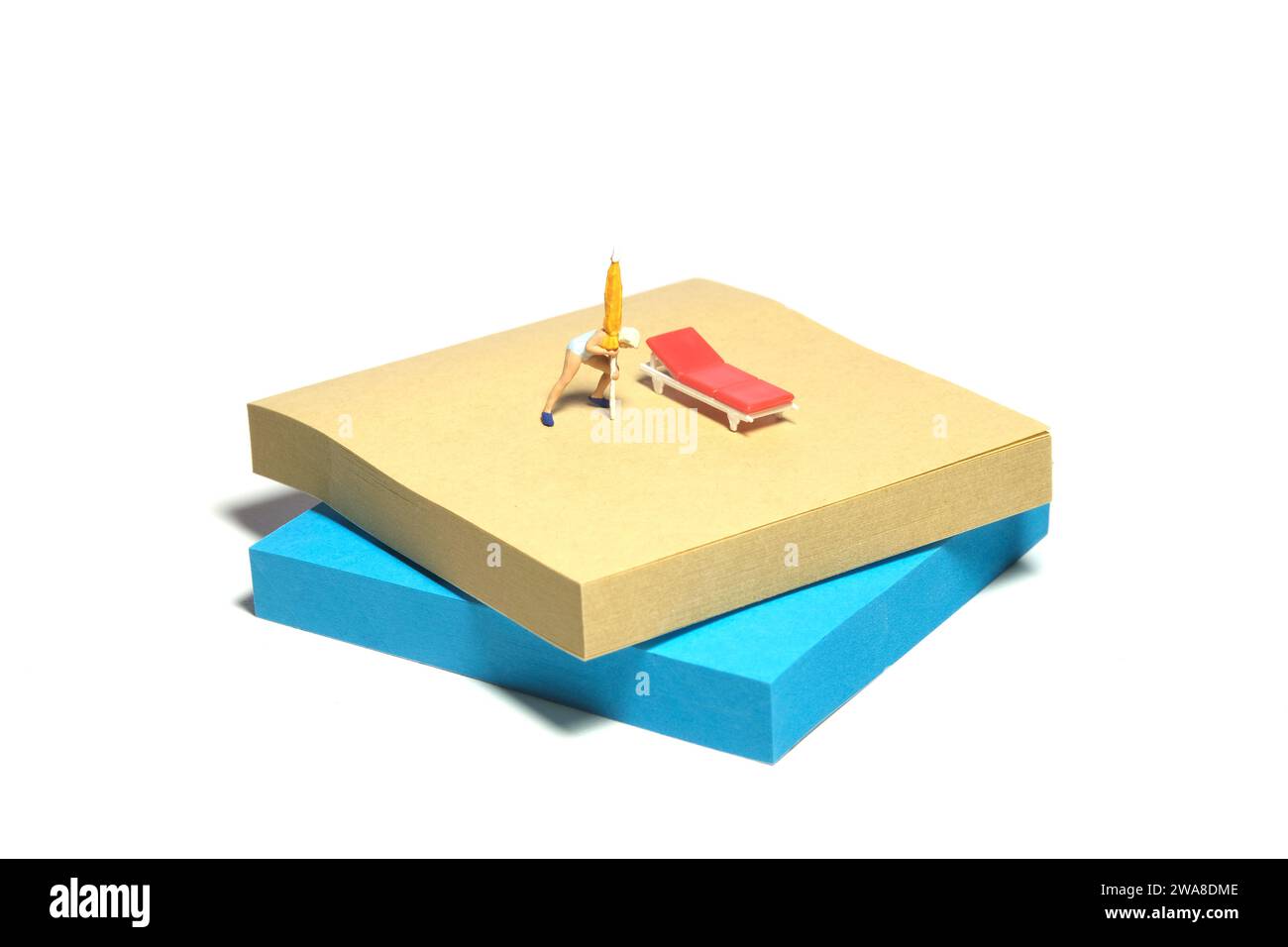 Kreative Miniaturmenschen spielzeugfiguren fotografieren. Installation von Haftnotizen. Ein Mädchen, das einen Sonnenschirm neben der Strandbank vorbereitet, um sich am Strand zu entspannen. Ist Stockfoto