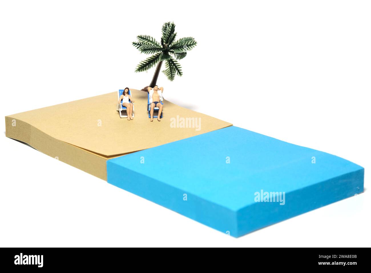 Kreative Miniaturmenschen spielzeugfiguren fotografieren. Installation von Haftnotizen. Ein paar chillen auf der Strandbank am Strand unter Kokospalmen. Iso Stockfoto