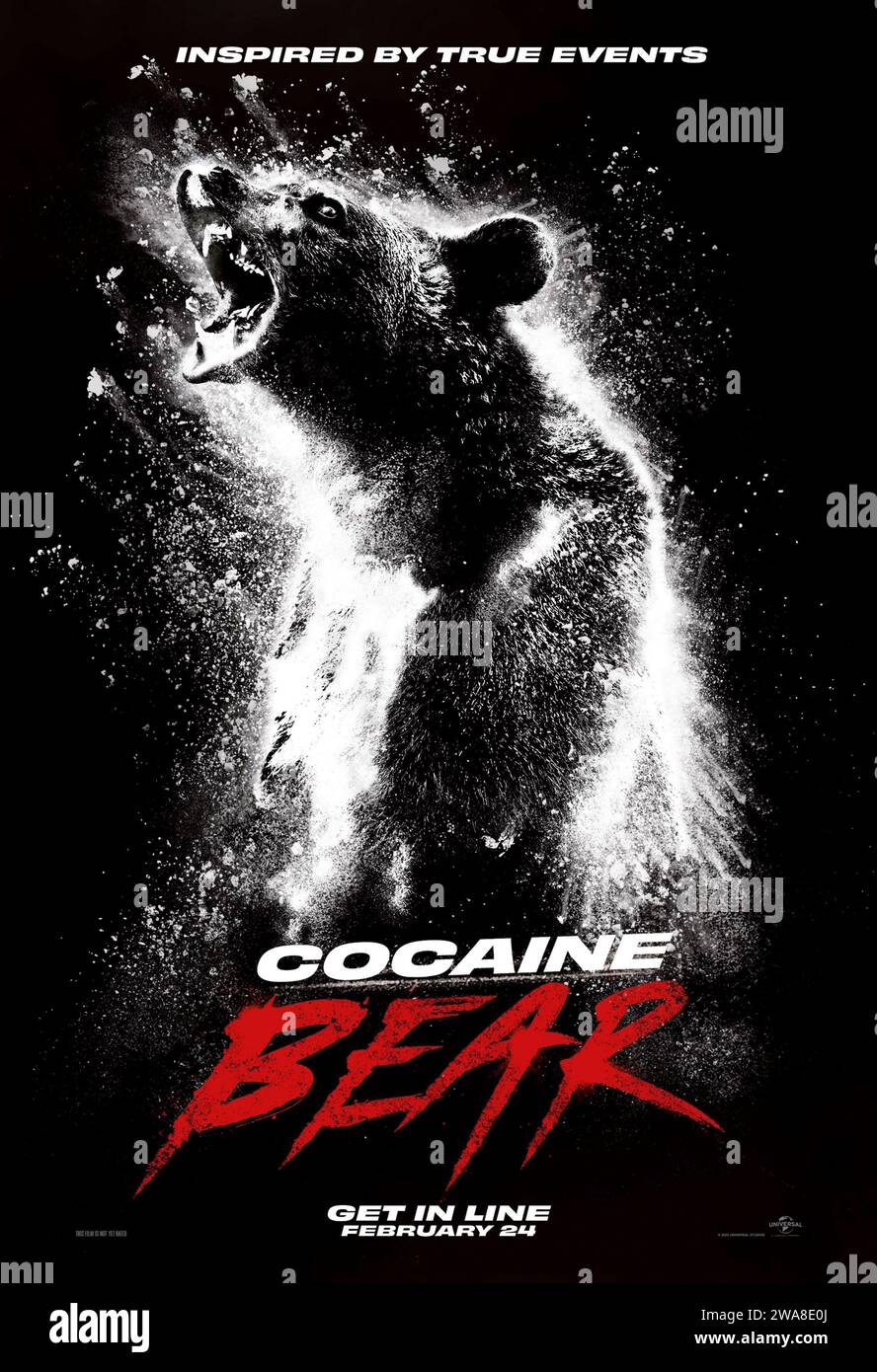 Cocaine Bear (2023) von Elizabeth Banks mit Keri Russell, Alden Ehrenreich und O’Shea Jackson Jr. in den Hauptrollen. Eine seltsame Gruppe von Polizisten, Kriminellen, Touristen und Teenagern versammelt sich in einem Wald von Georgia, wo ein riesiger Schwarzbär einen mörderischen Amoklauf begeht, nachdem er versehentlich Kokain eingenommen hat. Stockfoto