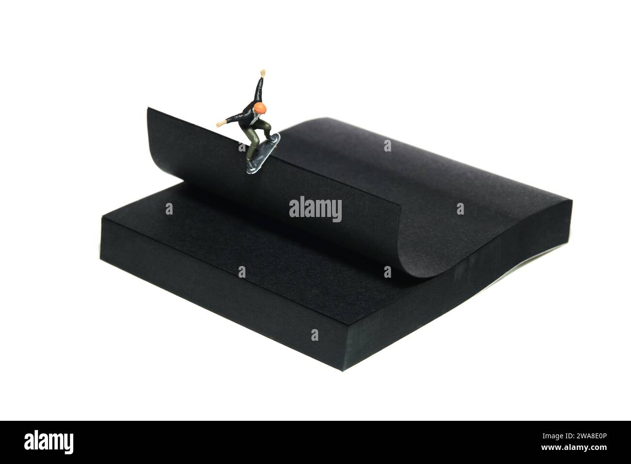 Kreative Miniaturmenschen spielzeugfiguren fotografieren. Installation von Haftnotizen. Ein Skateboard-Skater im Skateboardsport im Skatepark. Isoliert auf weiß Stockfoto