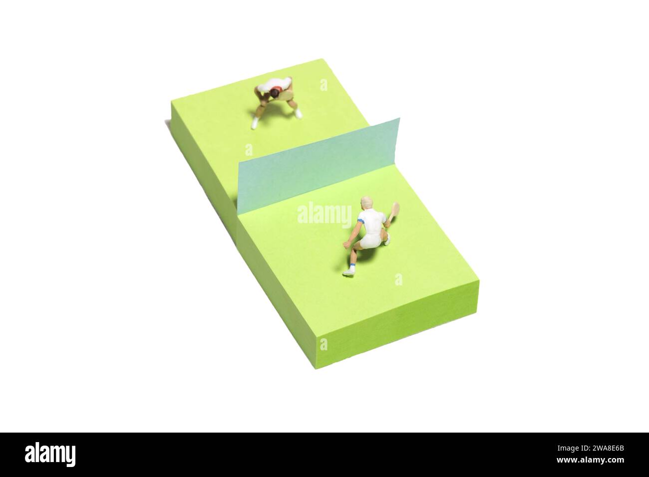 Kreative Miniaturmenschen spielzeugfiguren fotografieren. Installation von Haftnotizen. Badminton für Herren, Tennisball. Isoliert auf weißem Hintergrund. Stockfoto