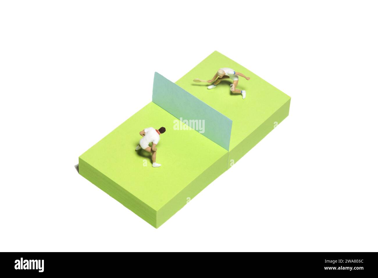Kreative Miniaturmenschen spielzeugfiguren fotografieren. Installation von Haftnotizen. Badminton für Herren, Tennisball. Isoliert auf weißem Hintergrund. Stockfoto