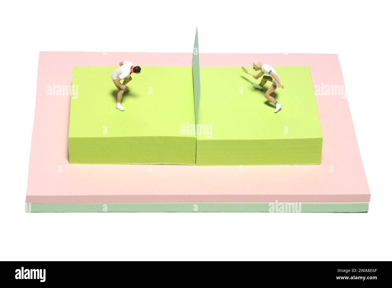 Kreative Miniaturmenschen spielzeugfiguren fotografieren. Installation von Haftnotizen. Badminton für Herren, Tennisball-Match auf dem Platz. Isoliert auf wh Stockfoto