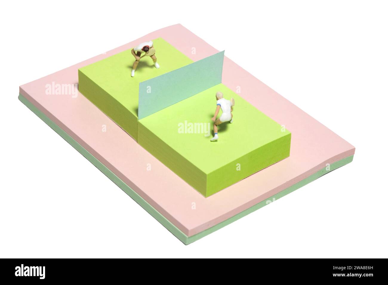 Kreative Miniaturmenschen spielzeugfiguren fotografieren. Installation von Haftnotizen. Badminton für Herren, Tennisball-Match auf dem Platz. Isoliert auf wh Stockfoto