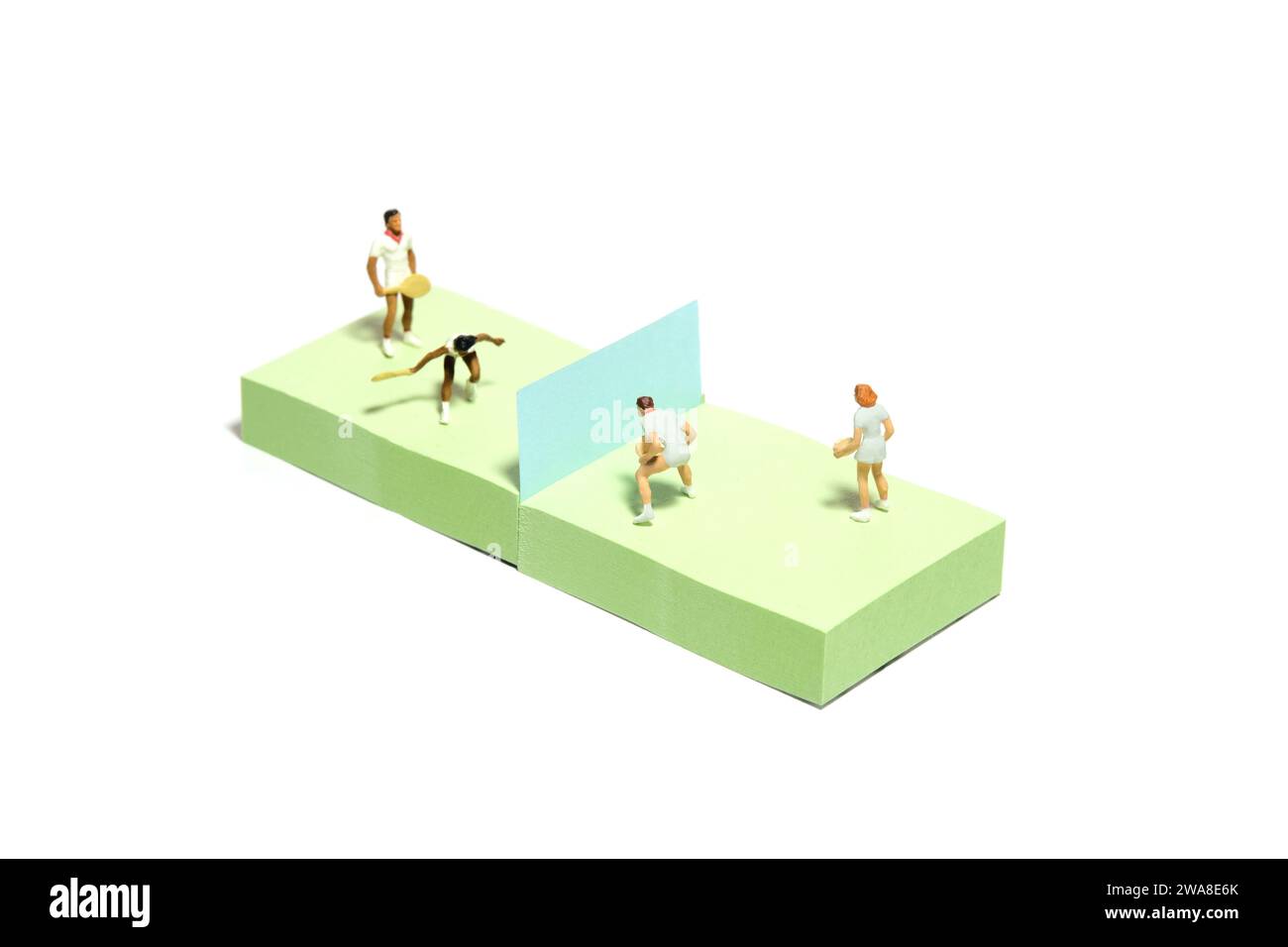 Kreative Miniaturmenschen spielzeugfiguren fotografieren. Installation von Haftnotizen. Gemischter Doppel-Badminton, Tennisball-Match auf dem Court Field. Isoliert auf wh Stockfoto