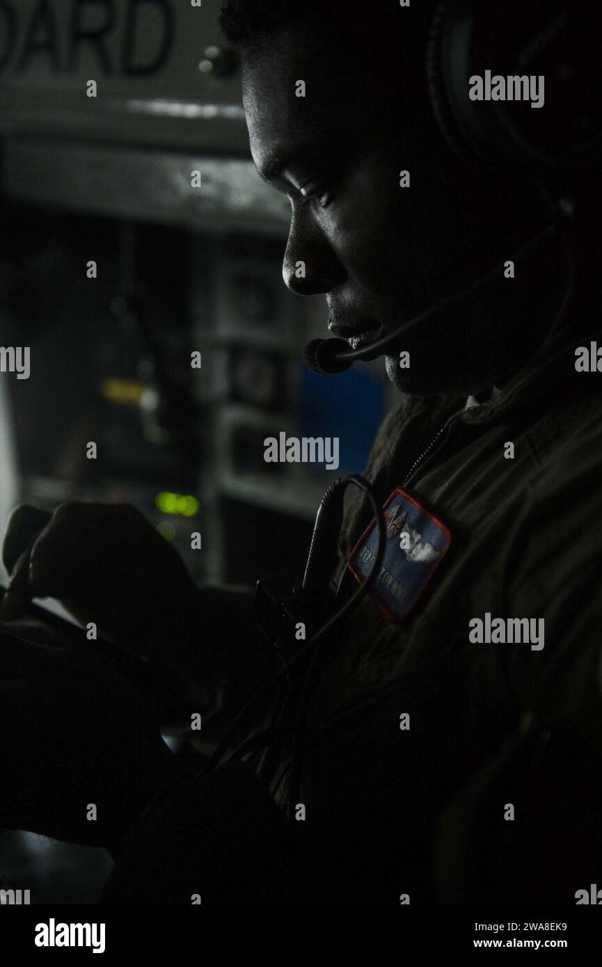 US-Streitkräfte. Senior Airman Thriston Noel, 351st Air Taneling Squadron Boom Operator, geht die Checkliste für einen KC-135R Stratotanker während der BALTOPS-Übung auf der Powidz Air Base, Polen, 7. Juni 2017 durch. Mit dieser Übung sollen Flexibilität und Interoperabilität verbessert, die kombinierten Reaktionsfähigkeiten gestärkt und die Kräfte der Alliierten und der Partnerländer entschlossen werden, die Stabilität im Ostseeraum zu gewährleisten und erforderlichenfalls zu verteidigen. (Foto der U.S. Air Force von Staff Sgt. Jonathan Snyder) Stockfoto