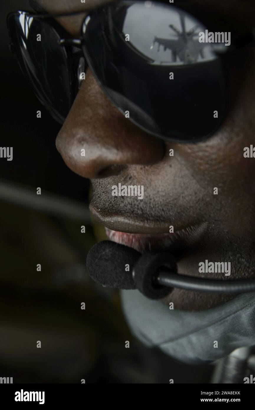 US-Streitkräfte. Senior Airman Thriston Noel, 351st Air Tanking Squadron Boom Operator, betankt eine F-16 Fighting Falcon, 510th Fighter Squadron, von einem KC-135R Stratotanker während der BALTOPS Übung über Lettland am 7. Juni 2017. Die U.S. Air Force unterstützt diese Übung mit etwa 900 Flugzeugen, acht F-16 vom 31. Kampfflugzeug, Aviano Air Base, Italien, vier KC-135 Stratotankern vom 100. Luftbetankungsflügel, RAF Mildenhall, U.S. Air Force Reserve 459. Luftbetankungsflügel, Joint Base Andrews, Maryland, ein Airborne Warning and Control System (AWACS) der Luftwaffe E-3 ab Stockfoto