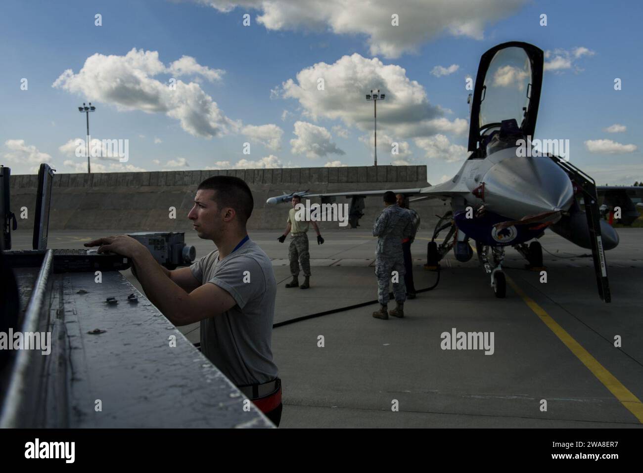 US-Streitkräfte. Luftmann 1st Class Jordan Desisto, Crewchef der 31st Maintenance Squadron, sieht sich die technischen Anweisungen einer F-16 Fighting Falcon, 510th Fighter Squadron, während des BALTOPS auf der Krzesiny Air Base, Polen, am 8. Juni 2017 an. Ziel dieser Übung ist es, die Flexibilität und Interoperabilität zu erhöhen, die kombinierten Reaktionsfähigkeiten zu stärken und die Kräfte der Alliierten und der Partnerländer entschlossen zu zeigen, die Stabilität im Ostseeraum zu gewährleisten und erforderlichenfalls zu verteidigen. (Foto der U.S. Air Force von Staff Sgt. Jonathan Snyder) Stockfoto