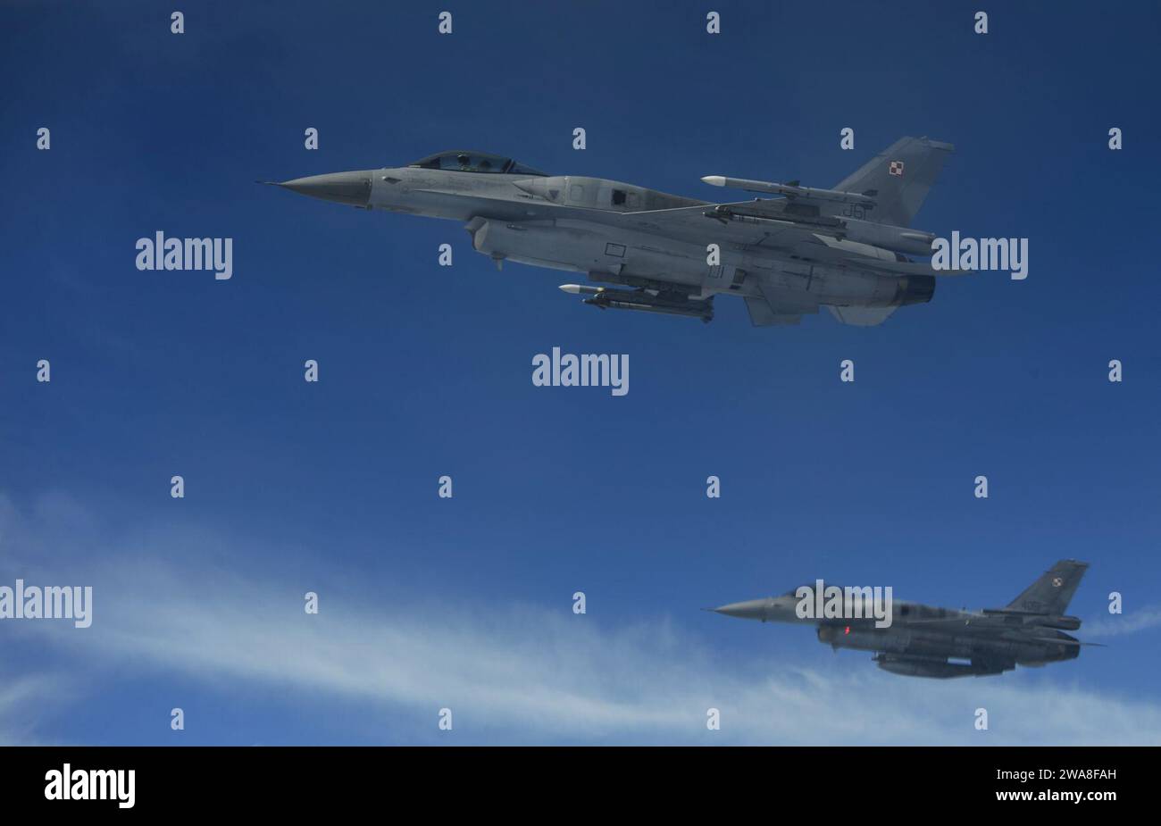 US-Streitkräfte. Zwei polnische Luftwaffe F-16-Kampffalken brechen ab, nachdem sie während des BALTOPS über Lettland am 14. Juni 2017 von einem Stratotanker KC-135R getankt wurden. Ziel dieser Übung ist es, die Flexibilität und Interoperabilität zu erhöhen, die kombinierten Reaktionsfähigkeiten zu stärken und die Kräfte der Alliierten und der Partnerländer entschlossen zu zeigen, die Stabilität im Ostseeraum zu gewährleisten und erforderlichenfalls zu verteidigen. (Foto der U.S. Air Force von Staff Sgt. Jonathan Snyder) Stockfoto