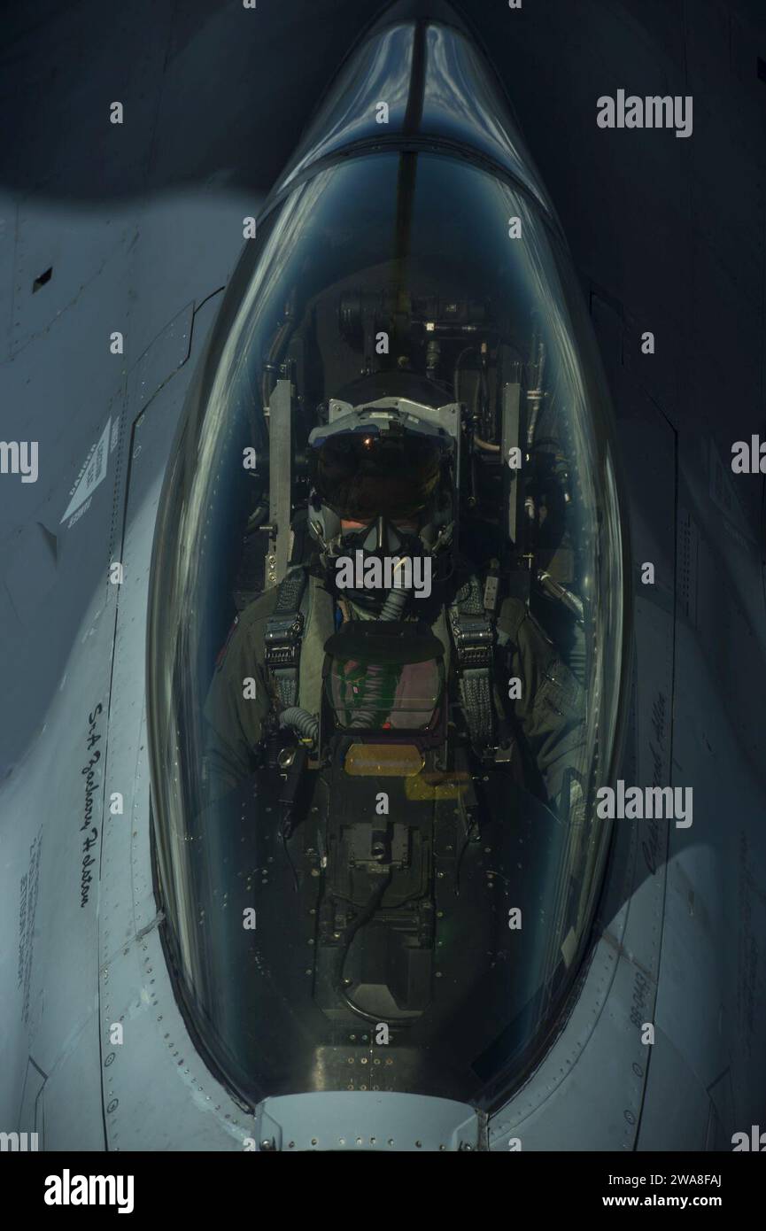US-Streitkräfte. Eine F-16 Fighting Falcon, 510th Fighter Squadron, die auf der Krzesiny Air Base, Polen, zur Unterstützung der Rotation 17-3, Übung BALTOPS und Übung Saber Strike eingesetzt wurde, betankt von einem Stratotanker KC-135R über Lettland, 14. Juni 2017. Die U.S. Air Force unterstützt diese Übung mit etwa 900 Flugzeugen, acht F-16 vom 31. Kampfflugzeug, Aviano Air Base, Italien, vier KC-135 Stratotankern vom 100. Luftbetankungsflügel, RAF Mildenhall, U.S. Air Force Reserve 459. Luftbetankungsflügel, Joint Base Andrews, Maryland, ein Air Force Reserve E-3 Airborne Wa Stockfoto