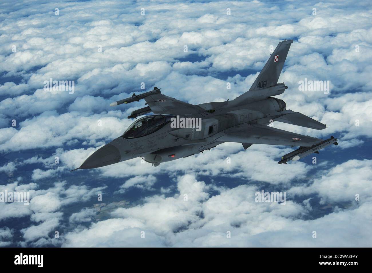 US-Streitkräfte. Eine polnische Luftwaffe F-16, die gegen Falken kämpft, bricht ab, nachdem sie beim BALTOPS über Lettland am 14. Juni 2017 von einem Stratotanker KC-135R getankt hat. BALTOPS ist eine jährlich wiederkehrende multinationale Übung, die darauf abzielt, die Flexibilität und Interoperabilität zu verbessern und die Entschlossenheit der Verbündeten und Partner zur Verteidigung des Ostseeraums zu demonstrieren. Zu den teilnehmenden Ländern zählen Belgien, Dänemark, Estland, Finnland, Frankreich, Deutschland, Lettland, Litauen, Niederlande, Norwegen, Polen, Schweden, das Vereinigte Königreich und die Vereinigten Staaten. (Foto der U.S. Air Force von Staff Sgt. Jonathan Snyder) Stockfoto