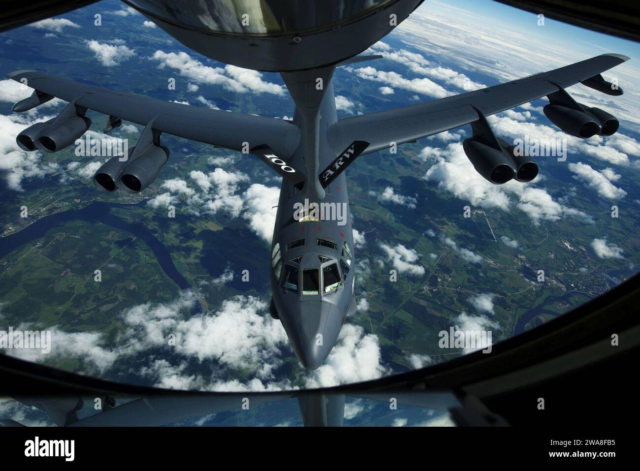 US-Streitkräfte. Eine B-52H Stratofortress, 2. Bombenflügel, betankt einen KC-135R Stratotanker während des BALTOPS über Lettland am 14. Juni 2017. Ziel dieser Übung ist es, die Flexibilität und Interoperabilität zu erhöhen, die kombinierten Reaktionsfähigkeiten zu stärken und die Kräfte der Alliierten und der Partnerländer entschlossen zu zeigen, die Stabilität im Ostseeraum zu gewährleisten und erforderlichenfalls zu verteidigen. (Foto der U.S. Air Force von Staff Sgt. Jonathan Snyder) Stockfoto