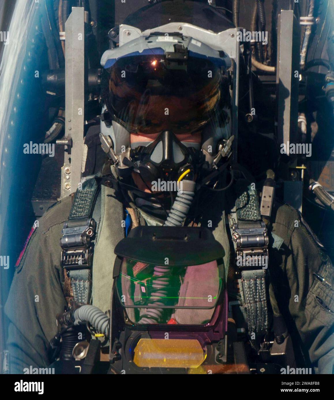 US-Streitkräfte. Eine F-16 Fighting Falcon, 510th Fighter Squadron, die auf der Krzesiny Air Base, Polen, zur Unterstützung der Rotation 17-3, Übung BALTOPS und Übung Saber Strike eingesetzt wurde, betankt von einem Stratotanker KC-135R über Lettland, 14. Juni 2017. Die U.S. Air Force unterstützt diese Übung mit etwa 900 Flugzeugen, acht F-16 vom 31. Kampfflugzeug, Aviano Air Base, Italien, vier KC-135 Stratotankern vom 100. Luftbetankungsflügel, RAF Mildenhall, U.S. Air Force Reserve 459. Luftbetankungsflügel, Joint Base Andrews, Maryland, ein Air Force Reserve E-3 Airborne Wa Stockfoto