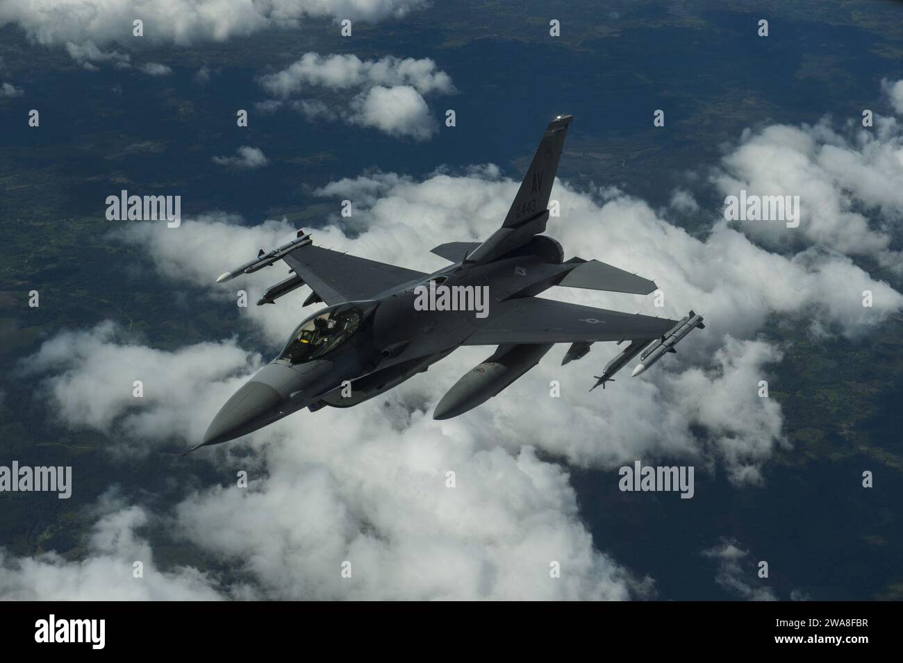 US-Streitkräfte. Eine F-16 Fighting Falcon, 510th Fighter Squadron, die auf der Krzesiny Air Base in Polen eingesetzt wurde, um die Rotation 17-3, Übung BALTOPS und Übung Saber Strike zu unterstützen, bricht ab, nachdem sie am 14. Juni 2017 von einem Stratotanker der KC-135R über Lettland betankt wurde. Ziel dieser Übung ist es, die Flexibilität und Interoperabilität zu erhöhen, die kombinierten Reaktionsfähigkeiten zu stärken und die Kräfte der Alliierten und der Partnerländer entschlossen zu zeigen, die Stabilität im Ostseeraum zu gewährleisten und erforderlichenfalls zu verteidigen. (Foto der U.S. Air Force von Staff Sgt. Jonathan Snyder) Stockfoto