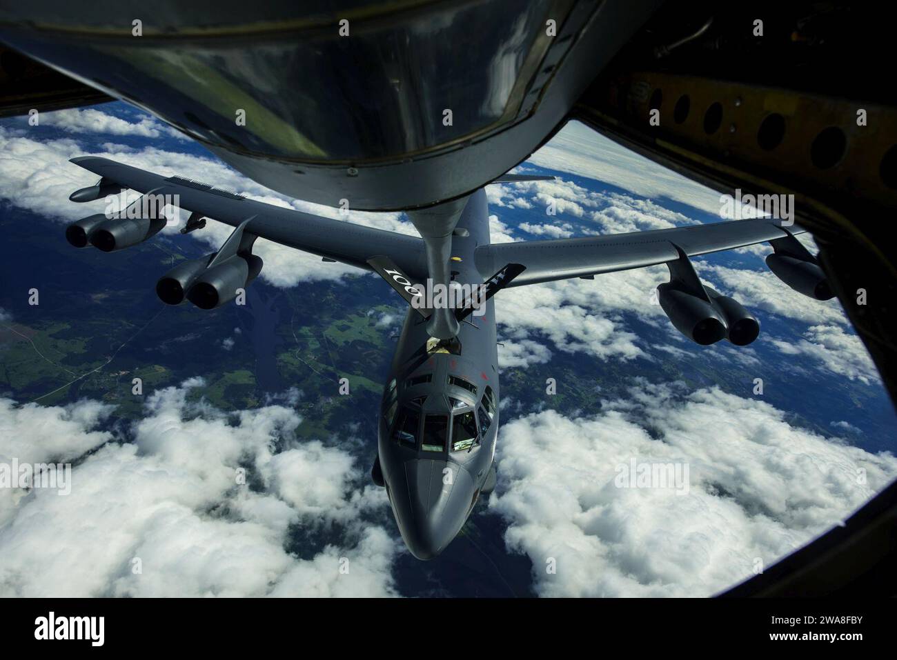 US-Streitkräfte. Eine B-52H Stratofortress, 2. Bombenflügel, betankt einen KC-135R Stratotanker während des BALTOPS über Lettland am 14. Juni 2017. Die U.S. Air Force unterstützt diese Übung mit etwa 900 Flugzeugen, acht F-16 vom 31. Kampfflugzeug, Aviano Air Base, Italien, vier KC-135 Stratotankern vom 100. Luftbetankungsflügel, RAF Mildenhall, U.S. Air Force Reserve 459. Luftbetankungsflügel, Joint Base Andrews, Maryland, ein Air Force Reserve E-3 Airborne Warning and Control System (AWACS) der 513th Aerial Control Group, B-52 von der RAF Fairford, Tinker Air Force Base, Oklahoma Stockfoto