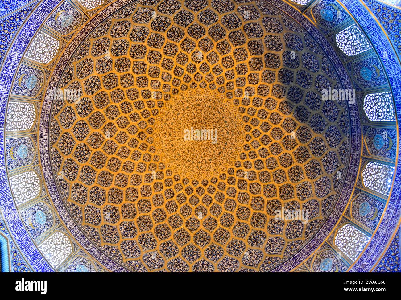 Komplizierte Kunstwerke der Innendecke die Kuppel der Scheich-Lotfollah-Moschee, eines der Meisterwerke der iranischen Architektur Stockfoto