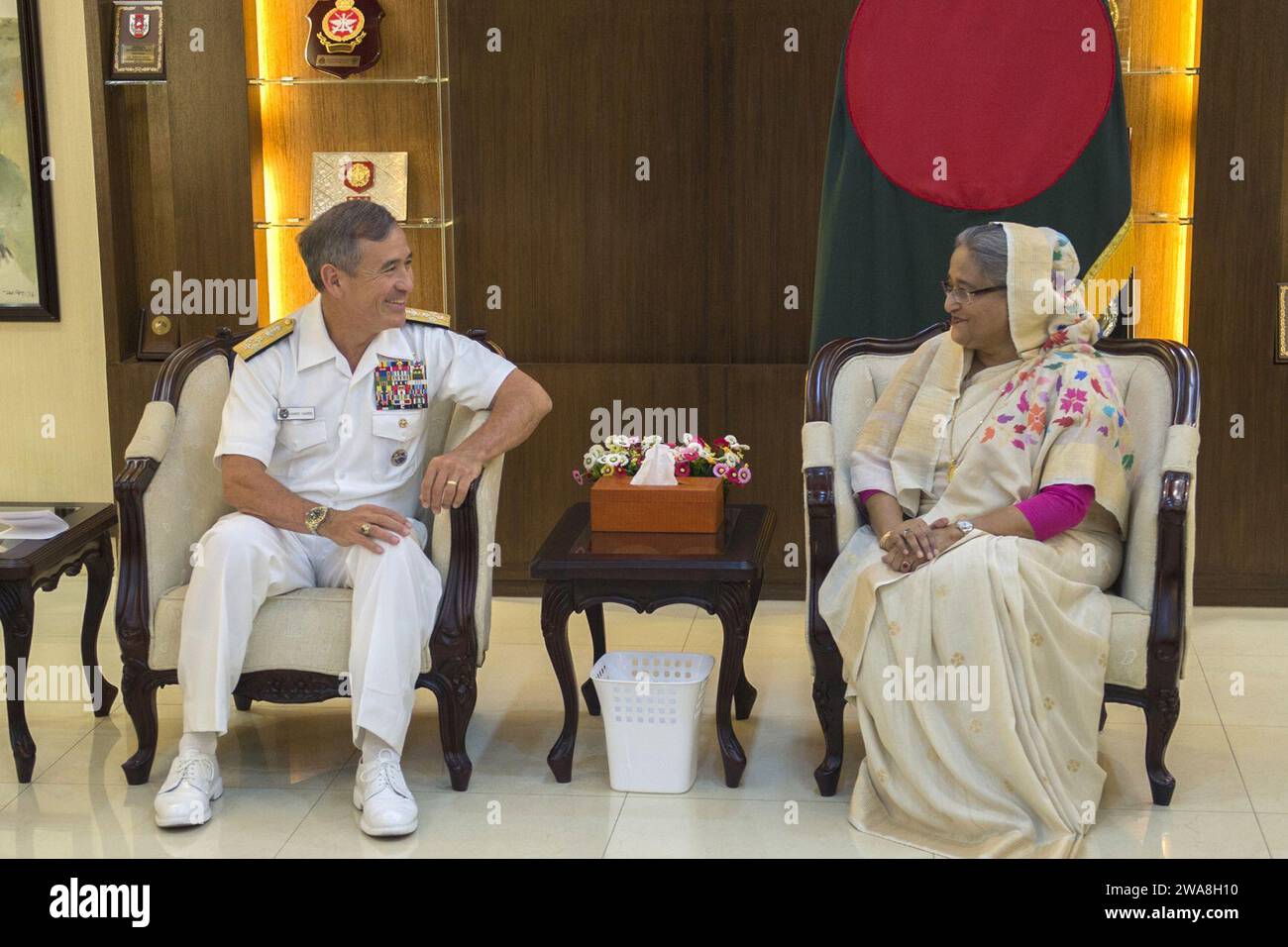US-Streitkräfte. 170709WY954-165B ADM. Harry Harris, Kommandeur des U.S. Pacific Command (PACOM), trifft sich mit dem Premierminister von Bangladesch, Scheich Hasina. Stockfoto