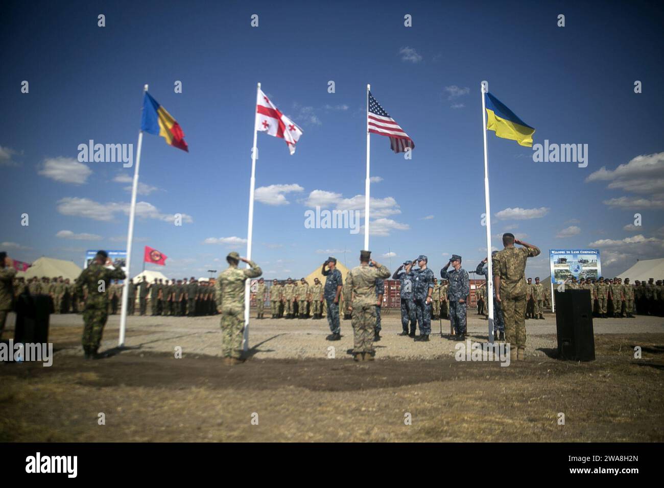 US-Streitkräfte. 170710ZH288-001 SHIROKYI LAN, Ukraine (10. Juli 2017)- NATO-Verbündete und Partnerländer grüßen die Farben während der Eröffnungszeremonie der Übung Sea Breeze 2017 in Shirokyi Lan, Ukraine, 10. Juli. Sea Breeze ist eine von den USA und der Ukraine gemeinsam veranstaltete multinationale maritime Übung, die im Schwarzen Meer stattfindet und die Interoperabilität der teilnehmenden Nationen verbessert und die Sicherheit im Seeverkehr in der Region erhöht. (U.S. Marine Corps Foto von CPL. Sean J. Berry/veröffentlicht) Stockfoto
