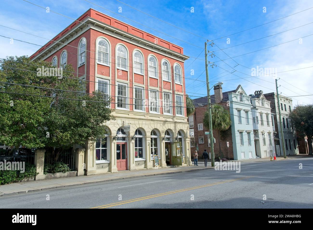 Geschäftsgebäude im italienischen Stil des 19. Jahrhunderts an der Meeting Street im historischen Stadtzentrum von Charleston, South Carolina Stockfoto
