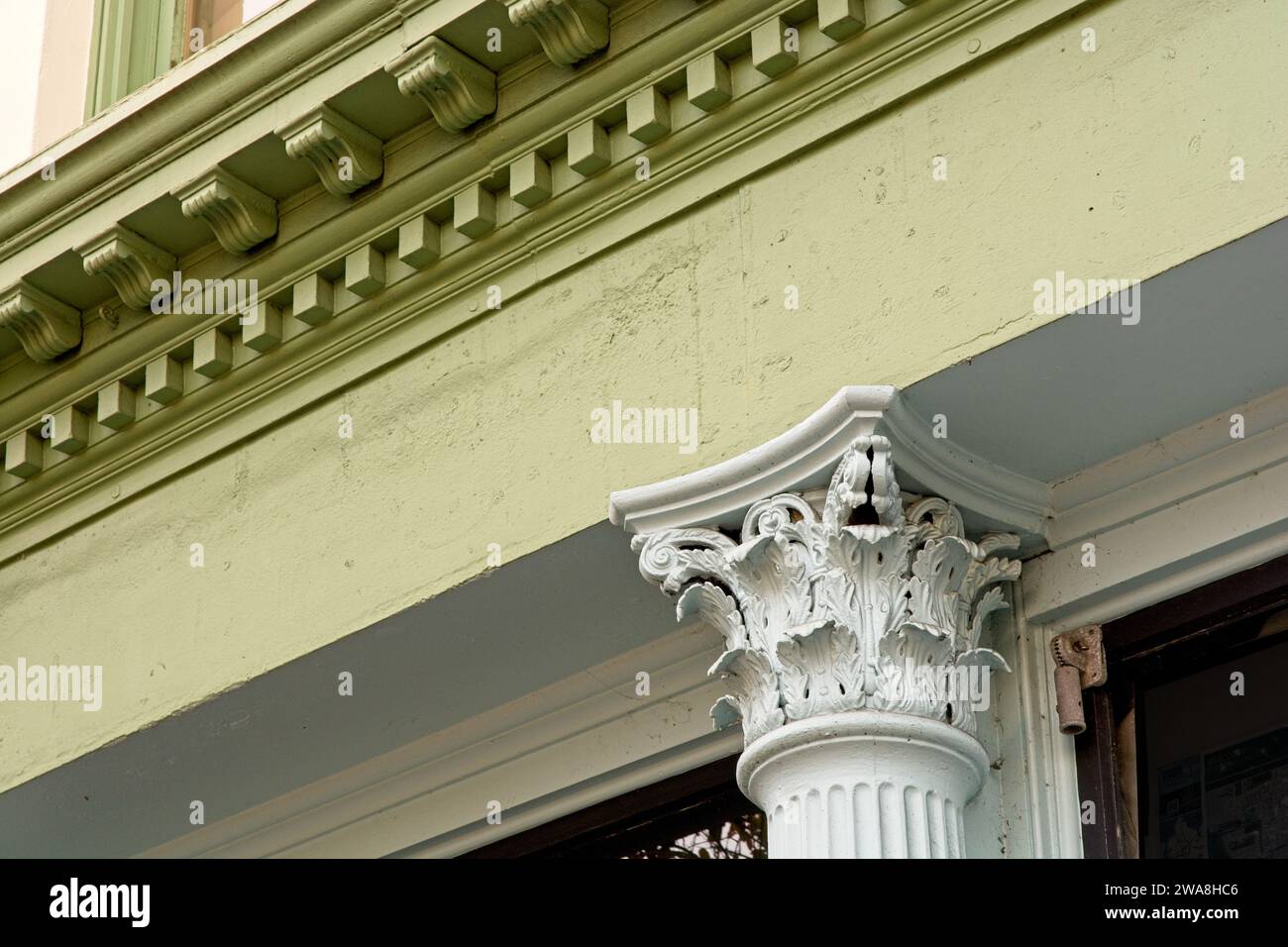 Reich verzierte korinthische Säulenkapelle an der Fassade eines Geschäftsgebäudes aus dem 19. Jahrhundert entlang der Meeting Street, Charleston SC Stockfoto