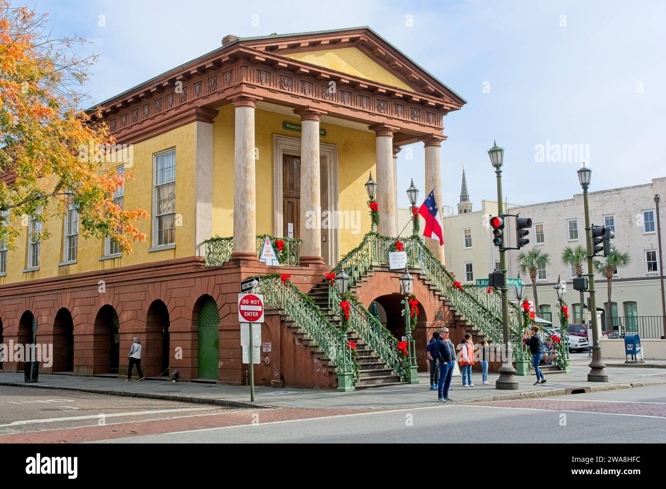 1841 Markthalle im griechischen Revival-Stil am Eingang zum City Market, aus den 1790er Jahren in Charleston, South Carolina – November 2023 Stockfoto