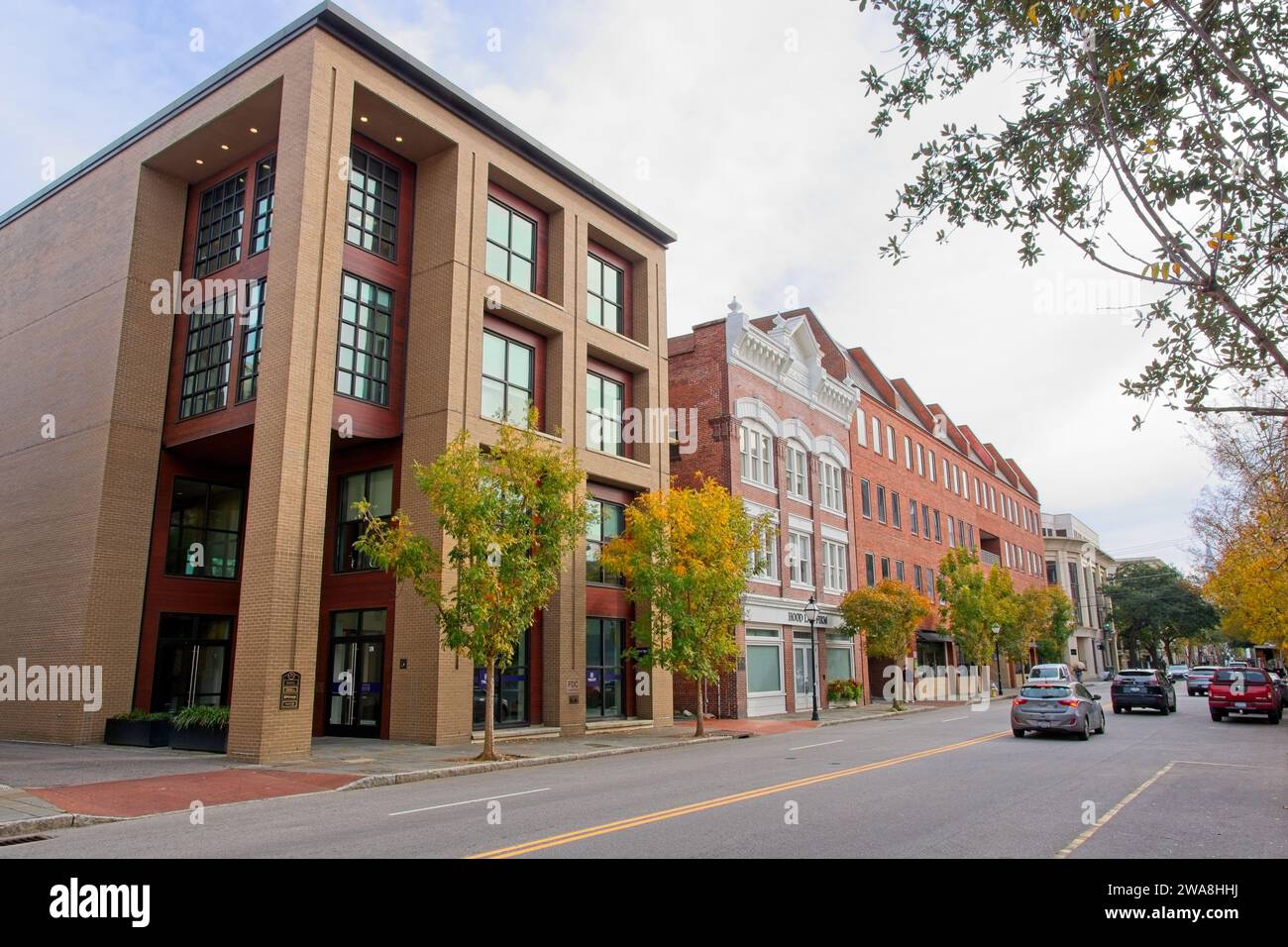2013 zeitgemäßes, 1808 verziertes D.D. Franke-Gebäude am Geschäftsblock der Meeting Street, Charleston South Carolina -- November 2023 Stockfoto