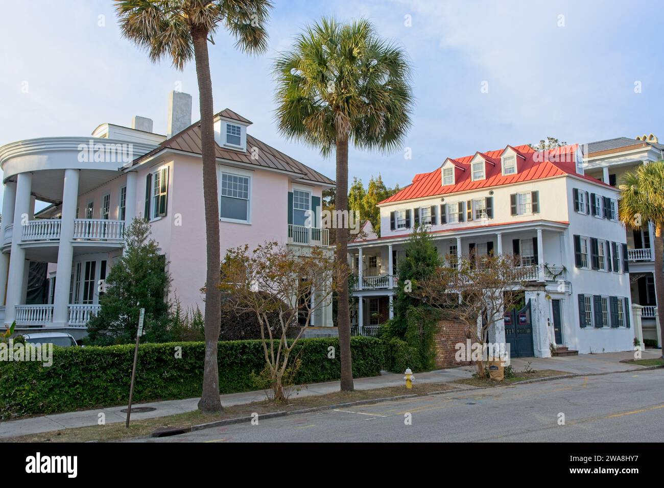 Charleston Einzelhäuser aus dem 18. Jahrhundert entlang der East Bay Street, Charleston SC – November 2023 Stockfoto