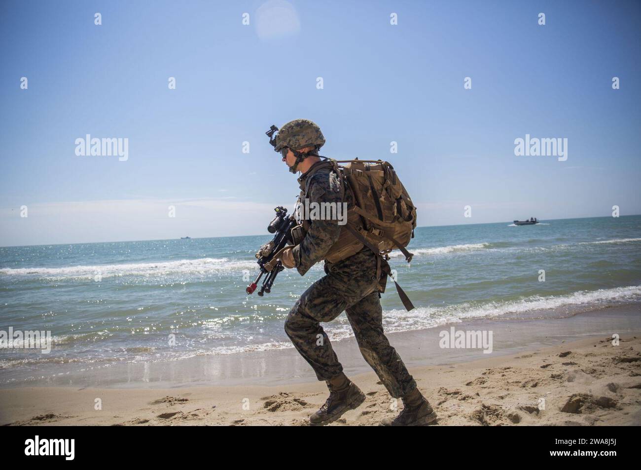 US-Streitkräfte. 170719QX735-011 MYKOLAYIVKA, Ukraine (19. Juli 2017) – Ein US-Marine mit 3. Bataillon, 23. Marine-Regiment, zieht während eines Strandangriffs am 19. Juli in Mykolayivka, Ukraine, während der Übung Sea Breeze 2017 in eine neue Position. Sea Breeze ist eine von den USA und der Ukraine gemeinsam veranstaltete multinationale maritime Übung, die im Schwarzen Meer stattfindet und die Interoperabilität der teilnehmenden Nationen verbessert und die Sicherheit im Seeverkehr in der Region erhöht. (Foto des U.S. Marine Corps von Staff Sgt. Marcin Platek/veröffentlicht) Stockfoto